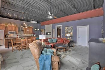 Regal River Retreat in the Heart of Yankton!