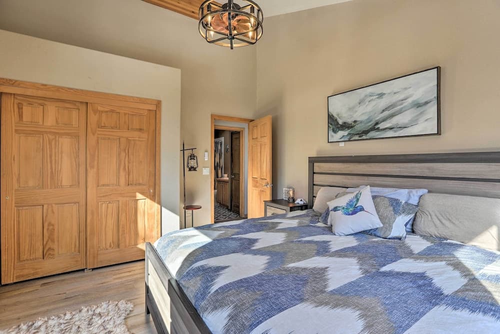 Cozy Bailey Cabin w/ Sweeping Mountain Views!