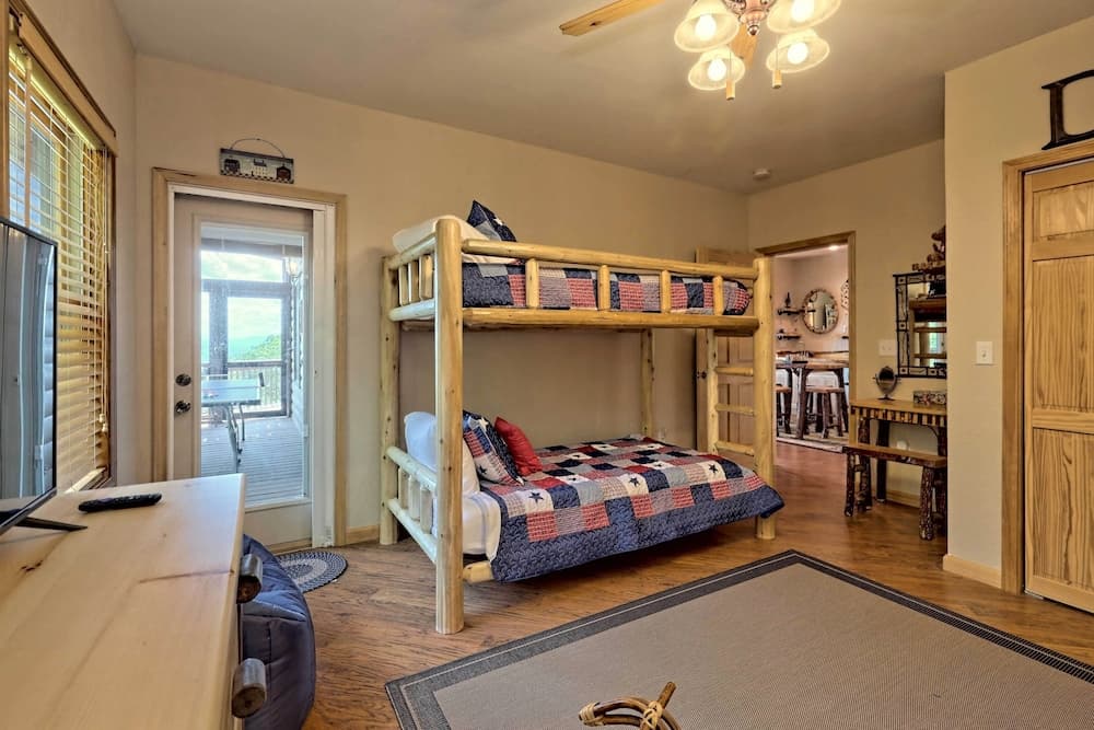 Spacious 'eagle's View' Luxury Cabin w/ Views