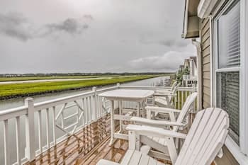 Spacious Beach Cottage w/ Private Dock Access