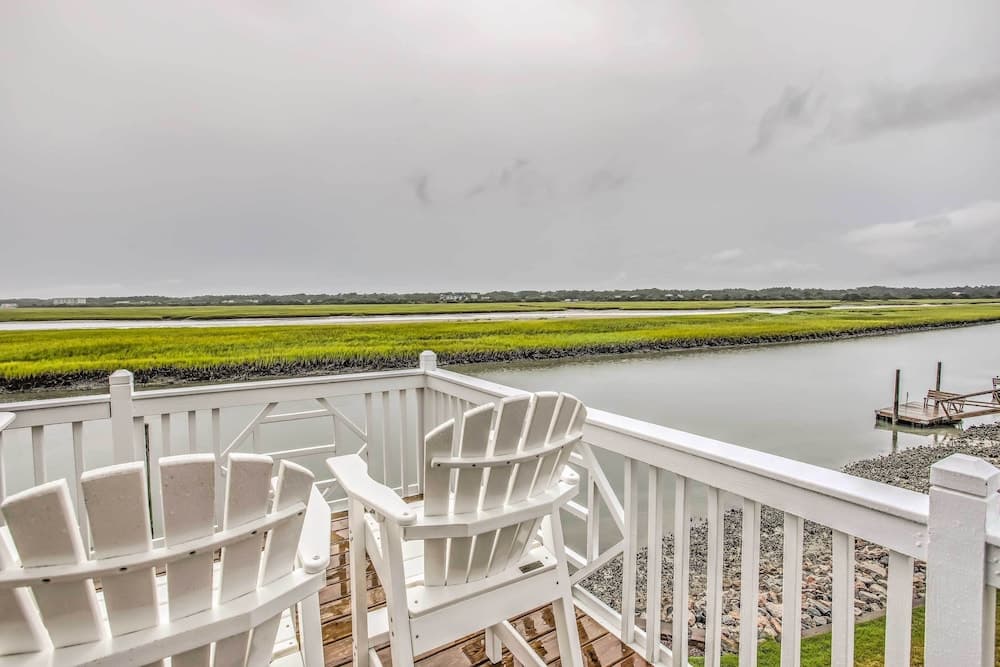 Spacious Beach Cottage w/ Private Dock Access