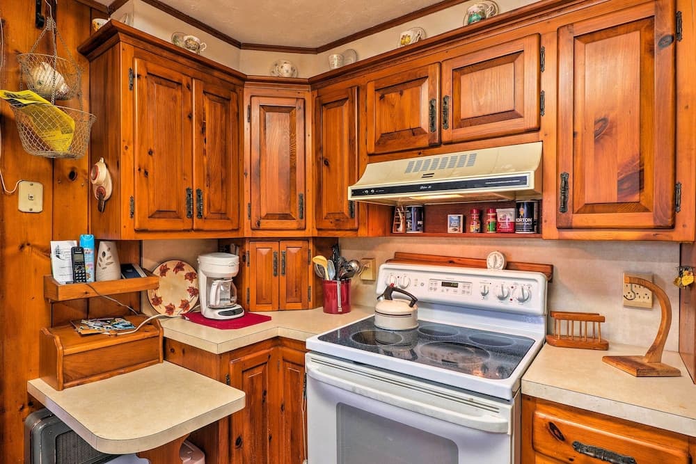 Cozy Cottage on Caroga Lake w/ Waterfront Fire Pit