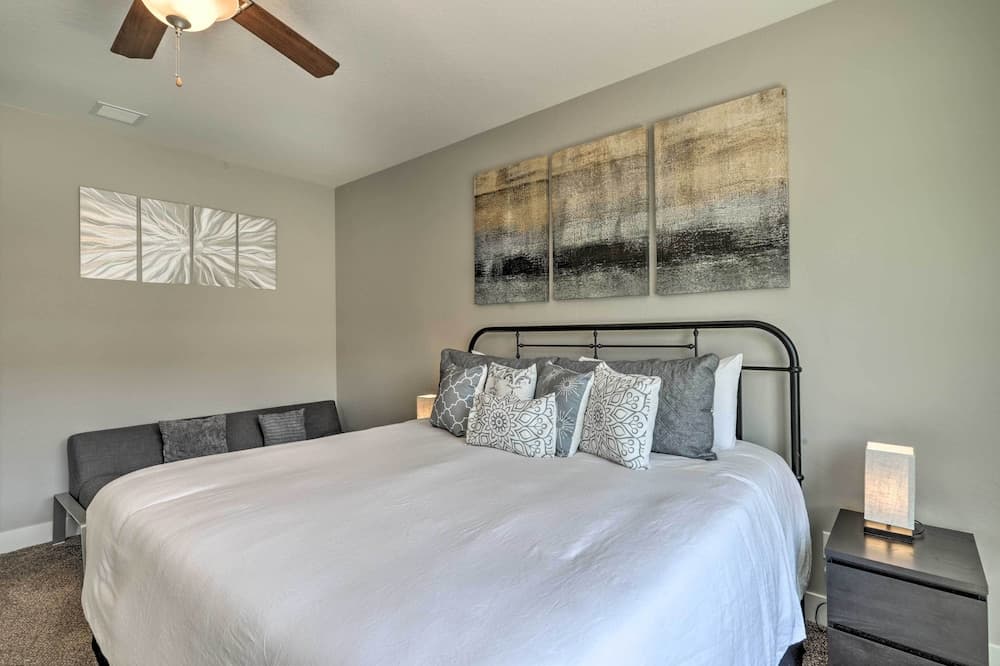 Luxury Downtown Moab Townhome w/ Pool Access!