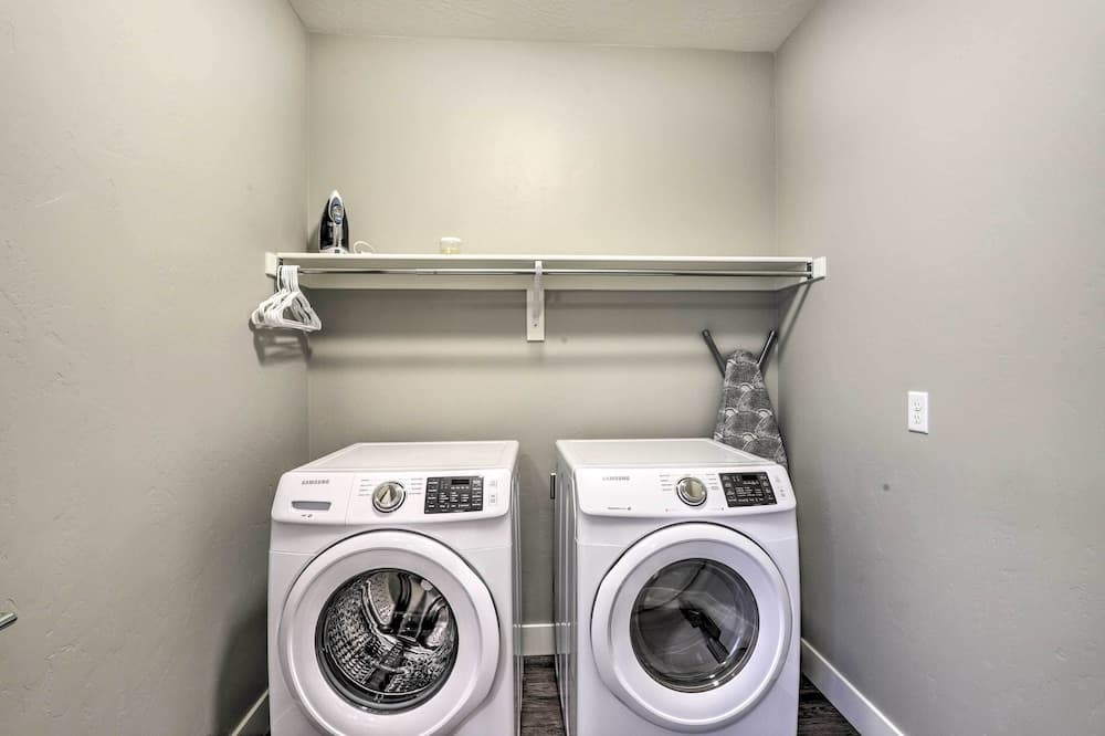 Luxury Downtown Moab Townhome w/ Pool Access!