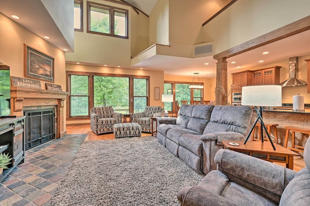 Nekoosa Golf Course Retreat w/ Hot Tub!