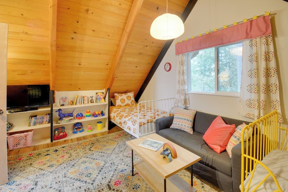 Coastal Cabin w/ Puget Sound & Rainier Views!