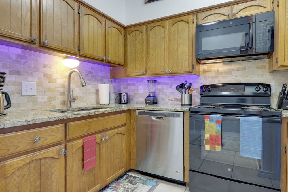 Canyon Lake Townhome w/ Balcony, Deck & Yard!