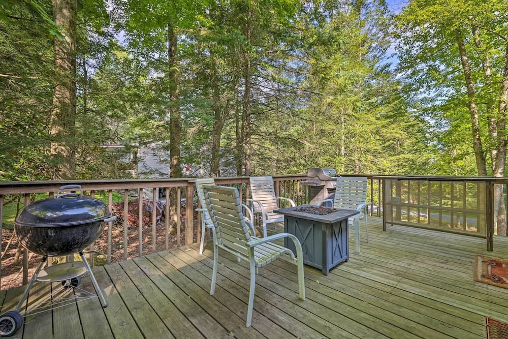 22 Mi to Ski Big Bear! Lake Wallenpaupack Getaway