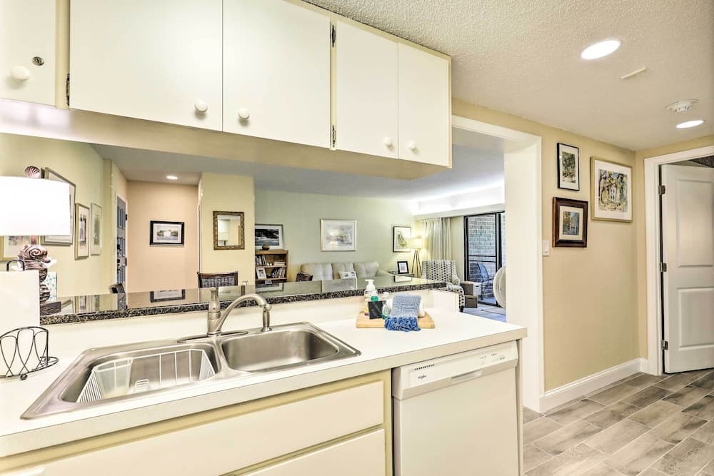 Large Tampa-area Condo - 15 Mi Clearwater Beach!