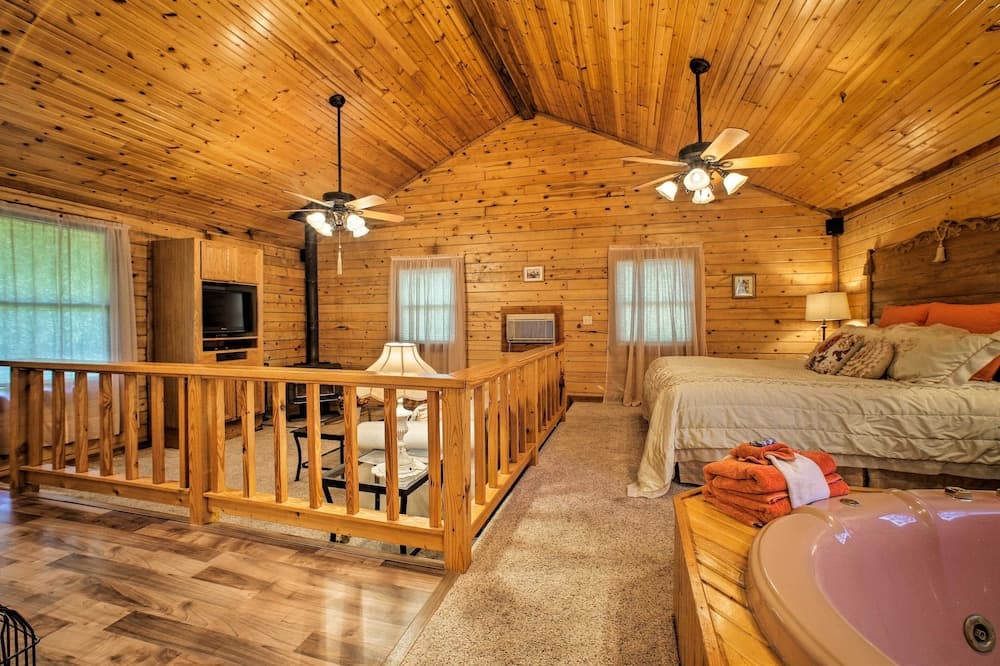 Studio w/ Deck: Near Thorncrown Chapel & Lakes