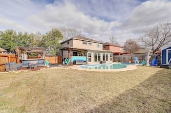 Family Home w/ Sunroom & Fire Pit!