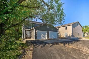 Cheerful Townhouse - Walk to Table Rock Lake!