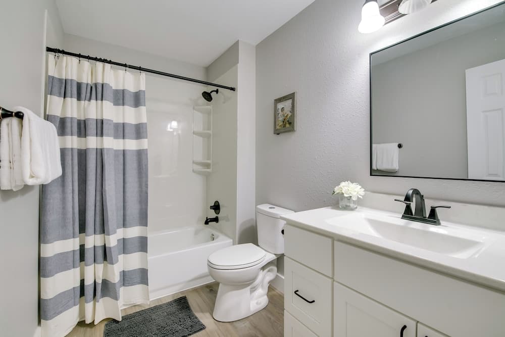 Cheerful Townhouse - Walk to Table Rock Lake!