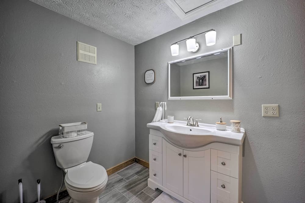 Private Eureka Springs Retreat w/ Hot Tub!