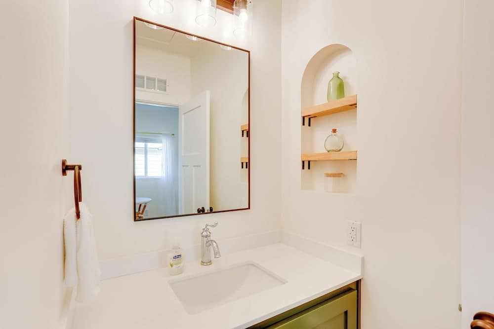 Centrally Located Studio 3 Mi From Downtown!