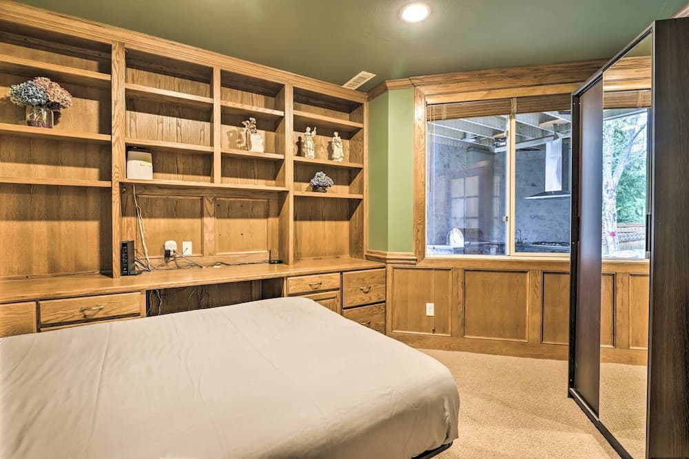 Luxe Bellevue Mansion - Gated Yard + Grill!