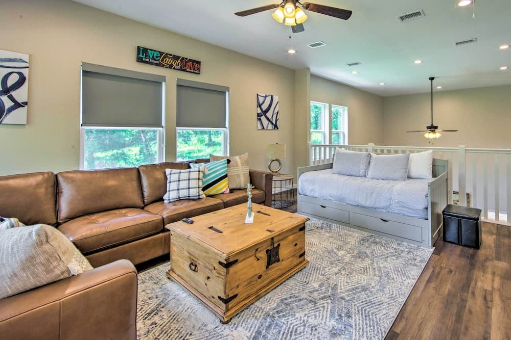 Just-built Eustace Getaway - Walk to the Lake