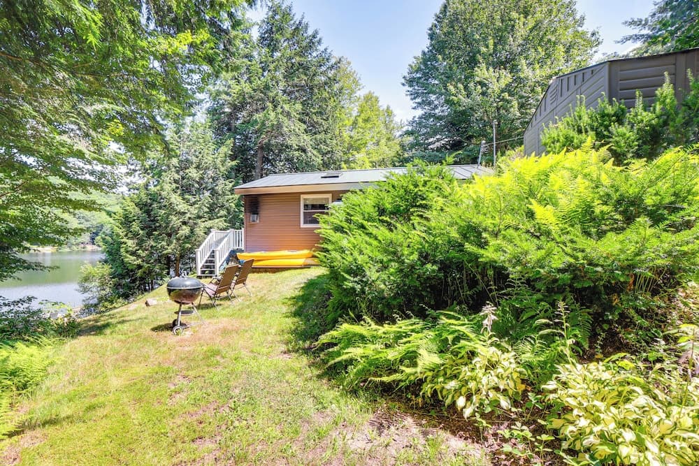 Breathtaking Newbury Cottage w/ Deck on Chalk Pond