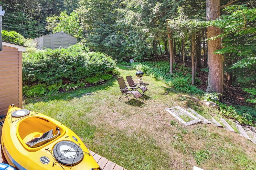 Breathtaking Newbury Cottage w/ Deck on Chalk Pond