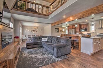 Spacious Home w/ Hot Tub, ~ 3 Mi to Giant Springs!