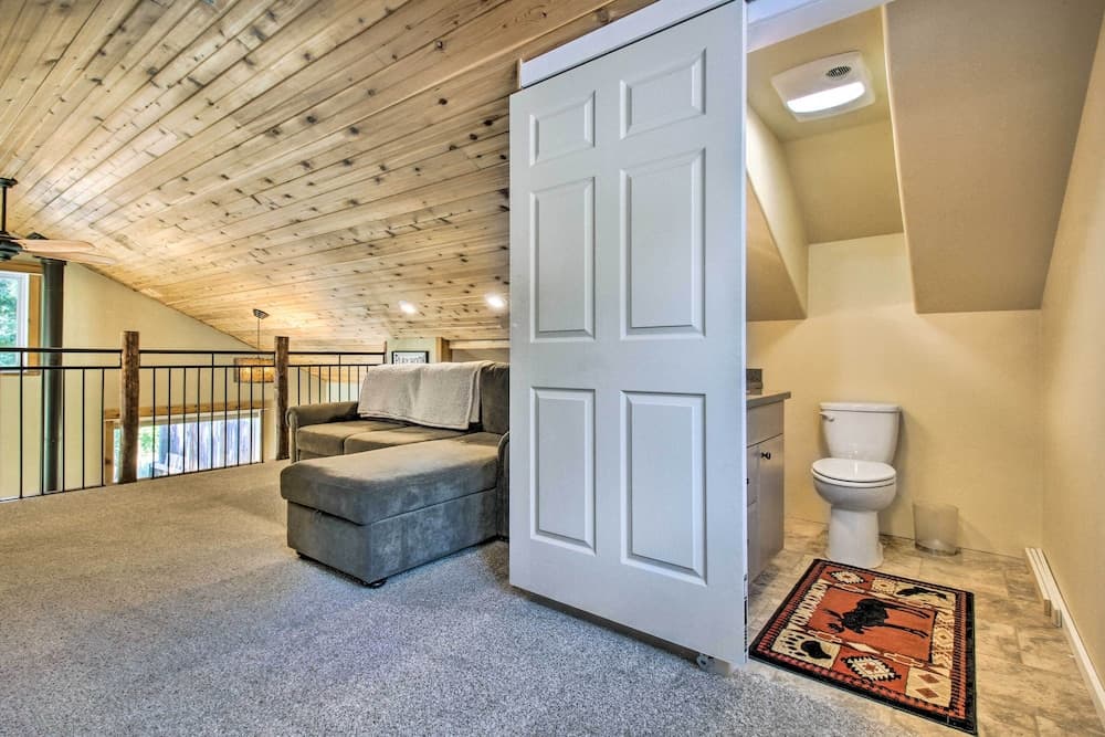 Helena Cabin w/ Mtn Views + Steps to Creek!