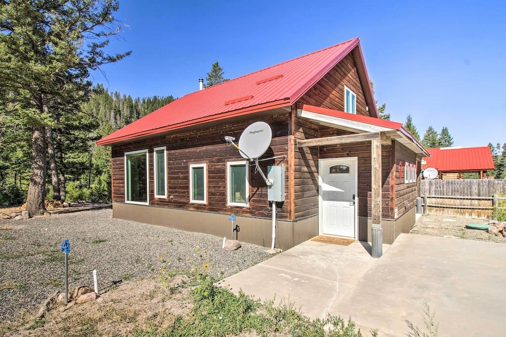 Helena Cabin w/ Mtn Views + Steps to Creek!