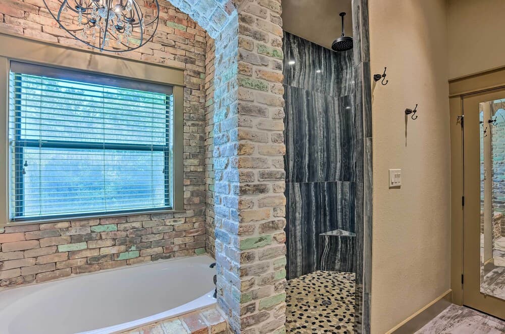 College Station Getaway w/ Pool Table + Bar!