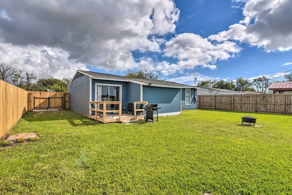 Freeport Home: Gas Grill, Fire Pit & Patio!