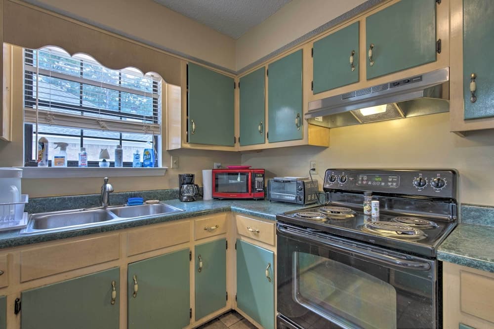 Updated Gulf Coast Home w/ Yard: Near the Beach!