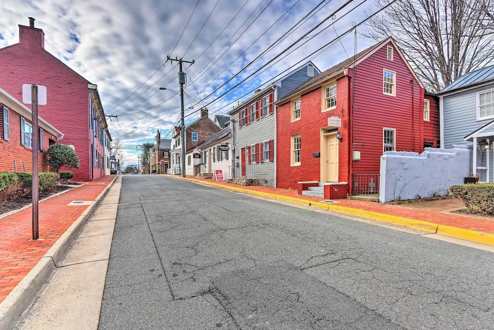 Townhome in Leesburg Historic District!
