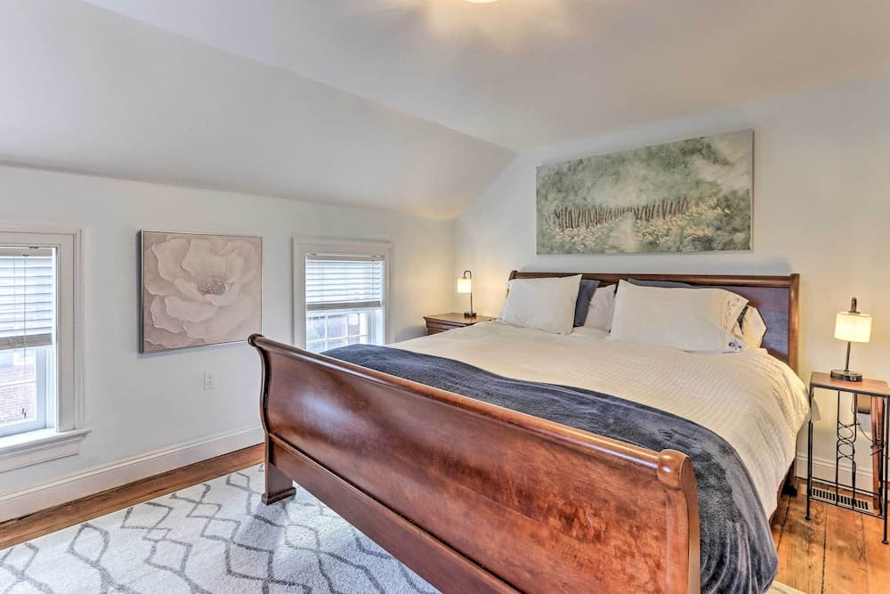 Townhome in Leesburg Historic District!