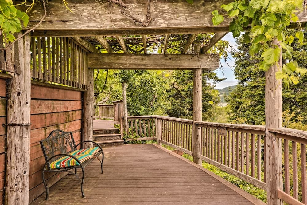 Gold Beach Apartment w/ Activities - 2 Mi to Ocean