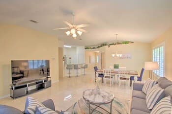 Modern Gulf Breeze Retreat ~ 4 Mi to Beaches!
