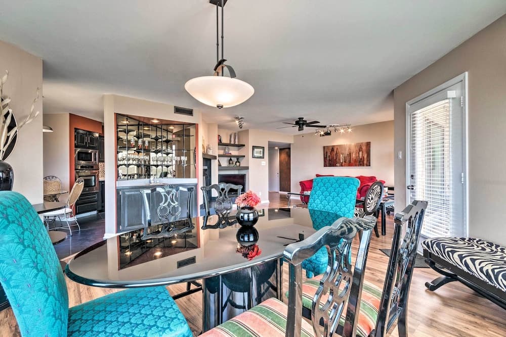 Balcony, Pool & Hot Tub: Cozy Condo in Arkansas!