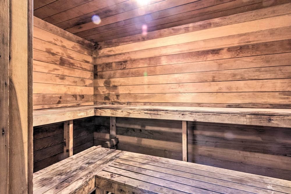 Balcony, Pool & Hot Tub: Cozy Condo in Arkansas!