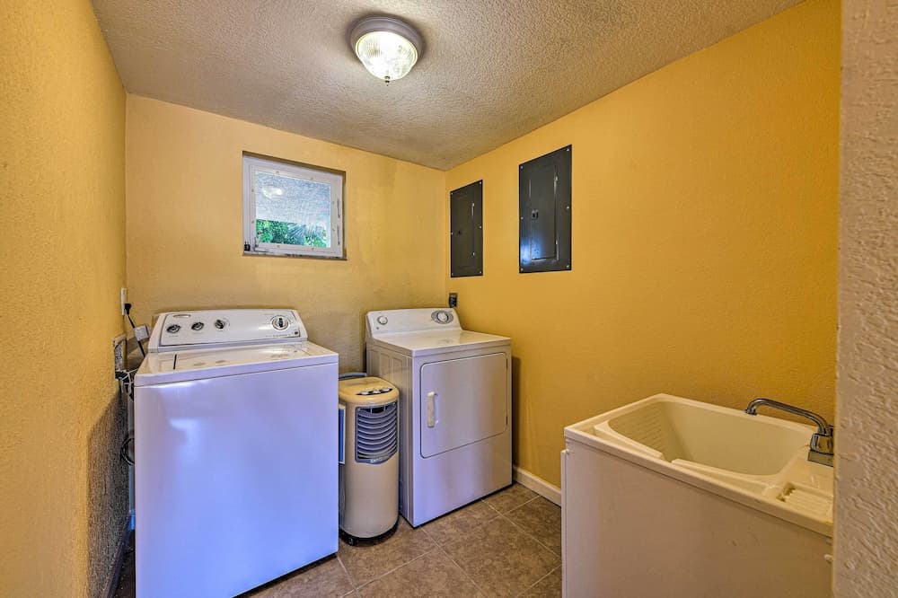 Lido Key Hideout w/ Patio & Yard + Walk to Beach!