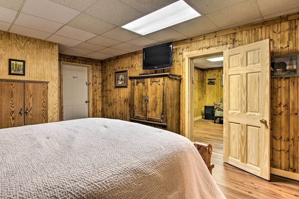 Couples Cabin: Great Smoky Arts & Crafts Community