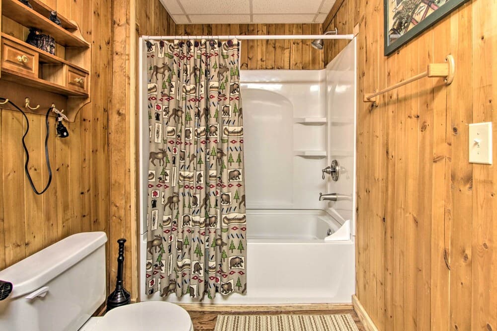 Couples Cabin: Great Smoky Arts & Crafts Community