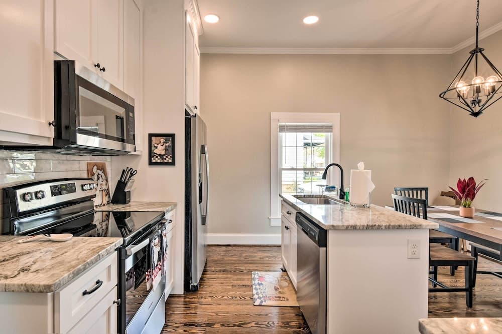 Ideally Located 'penne Place' w/ Deck & Grill