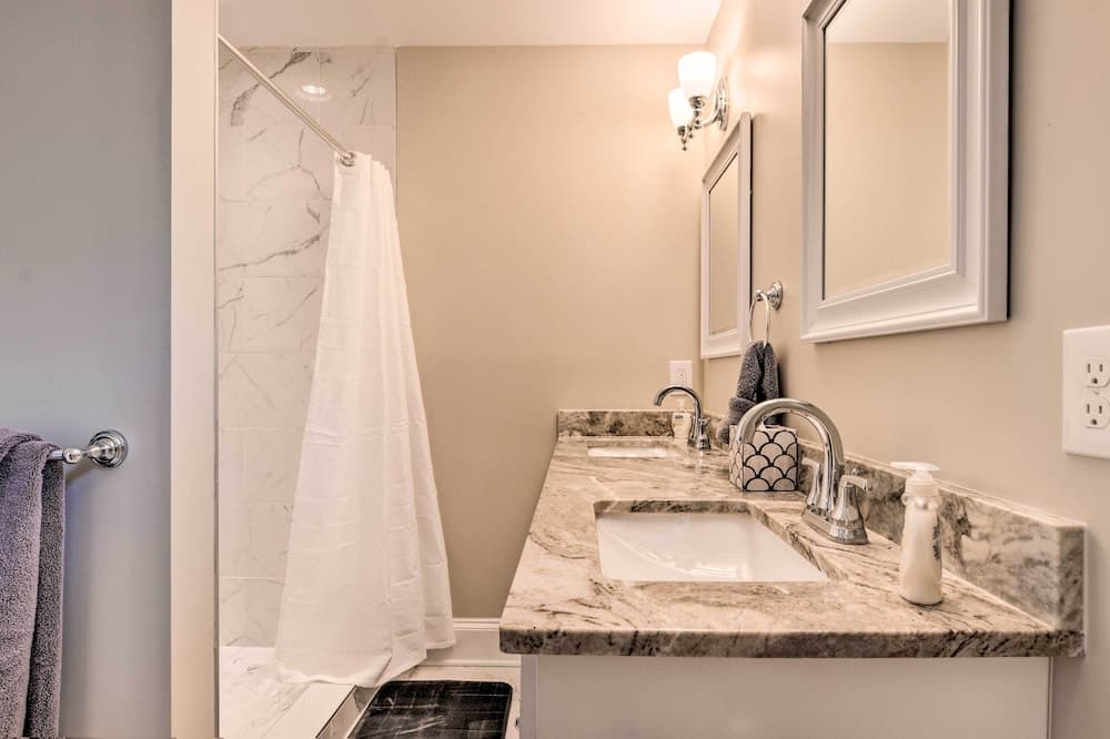 Ideally Located 'penne Place' w/ Deck & Grill