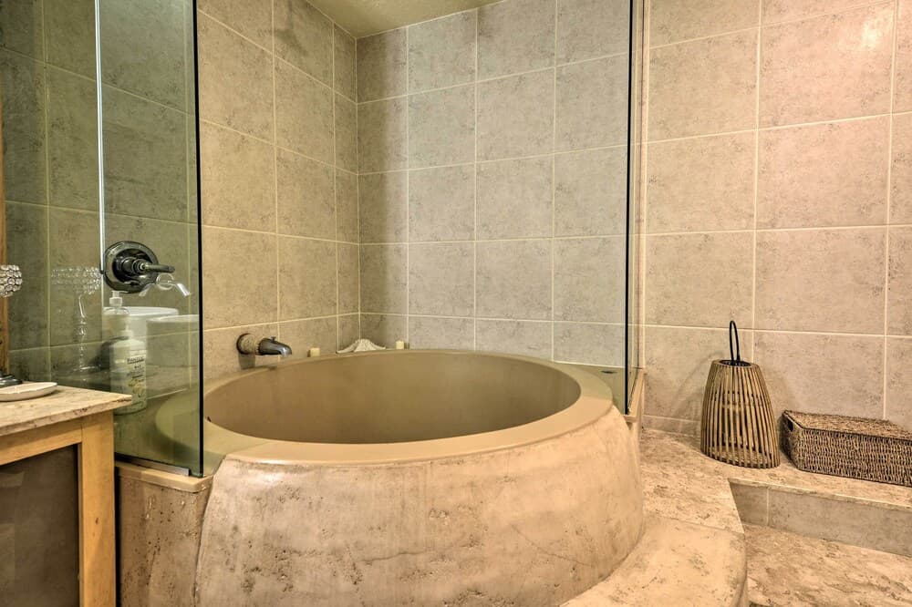 Palm Coast Condo w/ Balcony, Walk to Dining!