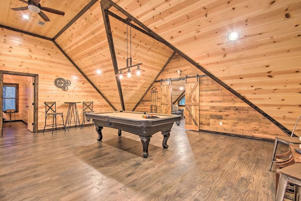 Large Upscale Cabin: Hot Tub, Fire Pit, Pool Table