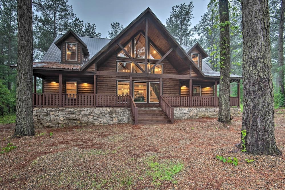 Large Upscale Cabin: Hot Tub, Fire Pit, Pool Table