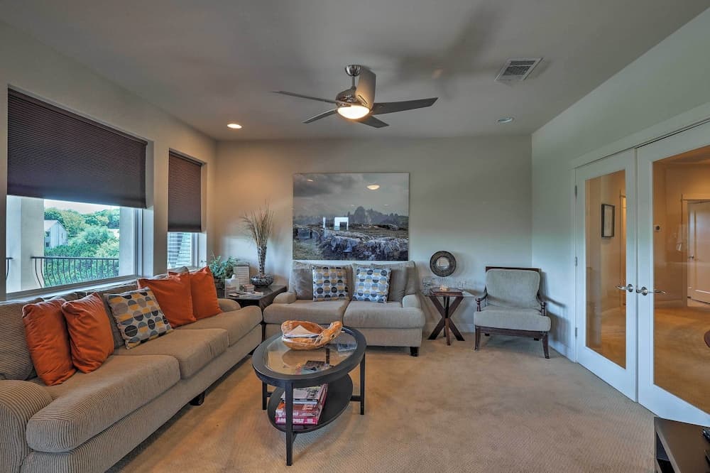 Chic Villa w/ Infinity Pool: 10 Mi to Downtown!