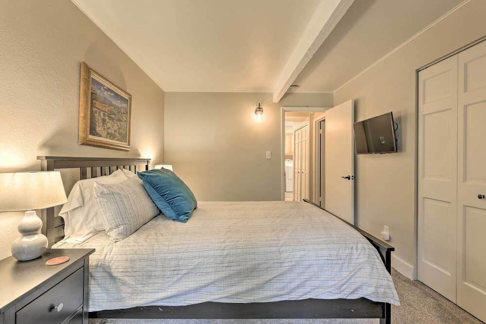 Modern Mountain Escape on Golf Course w/ Hot Tub!