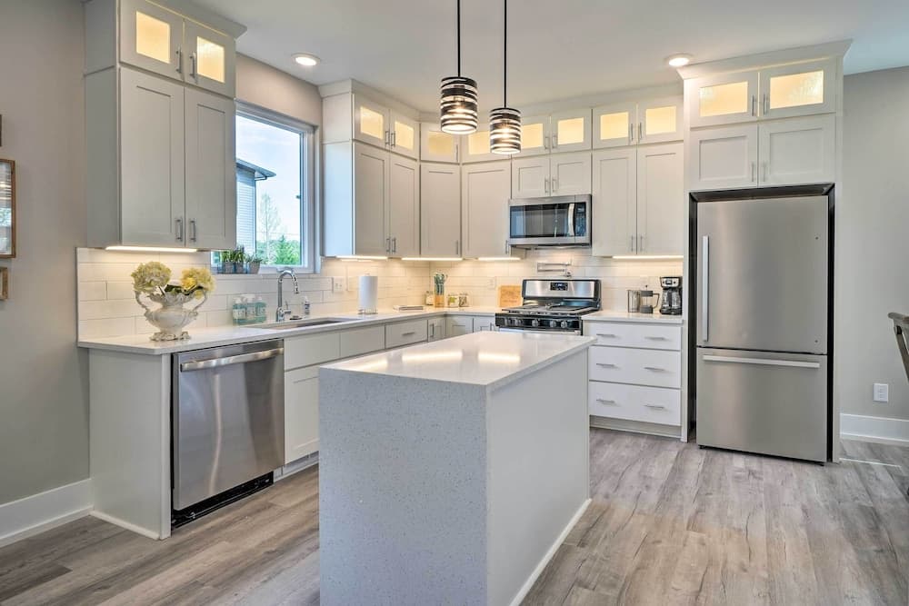 Contemporary Escape: 3 Miles to Downtown Durham!