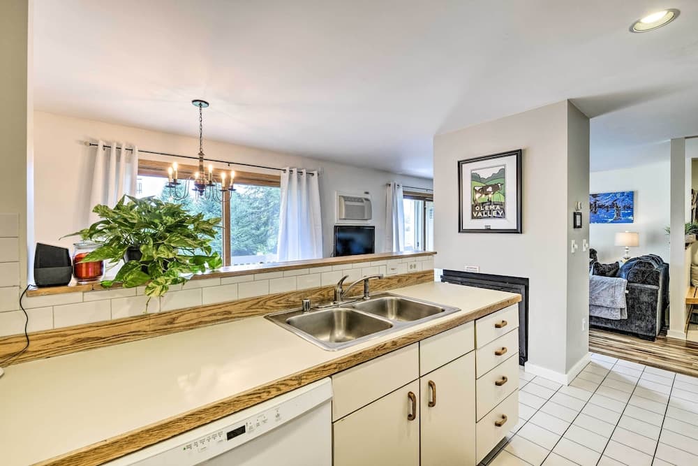 Lovely Condo < 6 Mi To Stowe Mountain Resort!