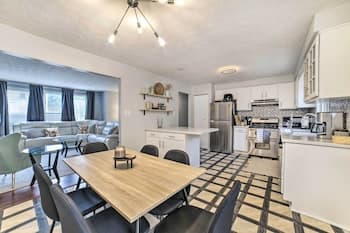 Pittsburgh Retreat w/ Deck ~ 4 Mi to Dtwn!