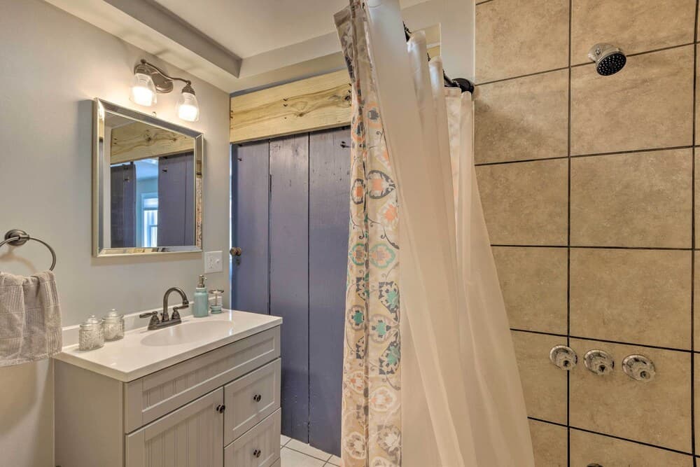 Private Solar Hill Apartment in Downtown Bristol!