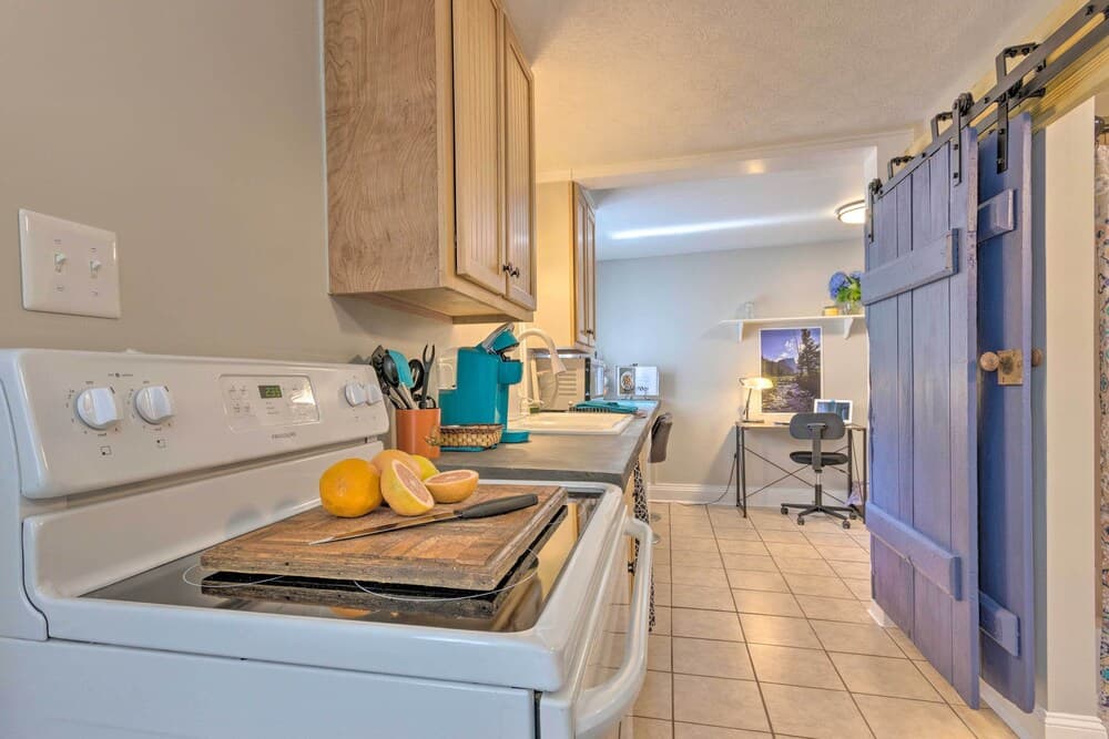 Private Solar Hill Apartment in Downtown Bristol!